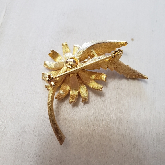 Vintage Flower Pin 2” Faux Pearl Textured Gold Metal Leaves Stem Spin Lock - Picture 4 of 6